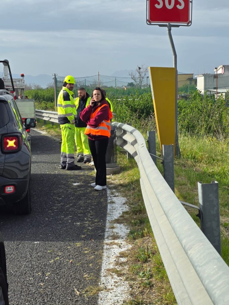 Incidente sulla Nola Palma: camion perde una rampa, veicoli coinvolti ma nessun ferito