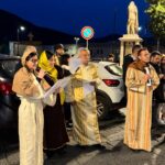 Mugnano del Cardinale, fede e partecipazione in Piazza Umberto I: la Via Crucis 2025 emoziona la comunità (Foto  e Video)
