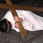 Mugnano del Cardinale, fede e partecipazione in Piazza Umberto I: la Via Crucis 2025 emoziona la comunità (Foto  e Video)