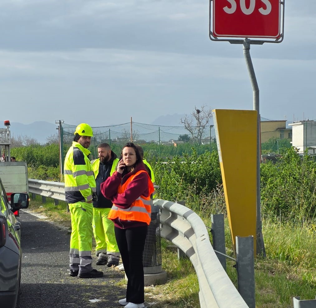 AVELLA. Tragedia sfiorata in autostrada: rampa metallica cade da un camion, danneggiate oltre dieci auto. Il racconto di Alessia, mamma avellana che si stava recando a lavoro