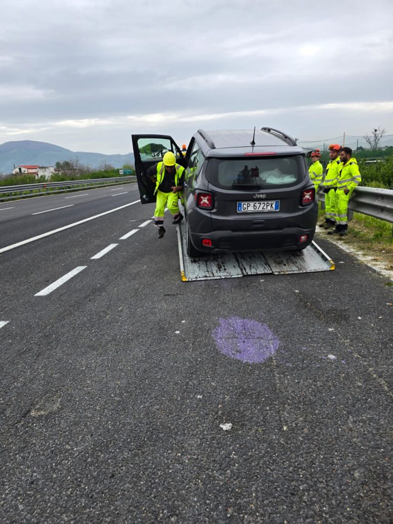 AVELLA. Tragedia sfiorata in autostrada: rampa metallica cade da un camion, danneggiate oltre dieci auto. Il racconto di Alessia, mamma avellana che si stava recando a lavoro