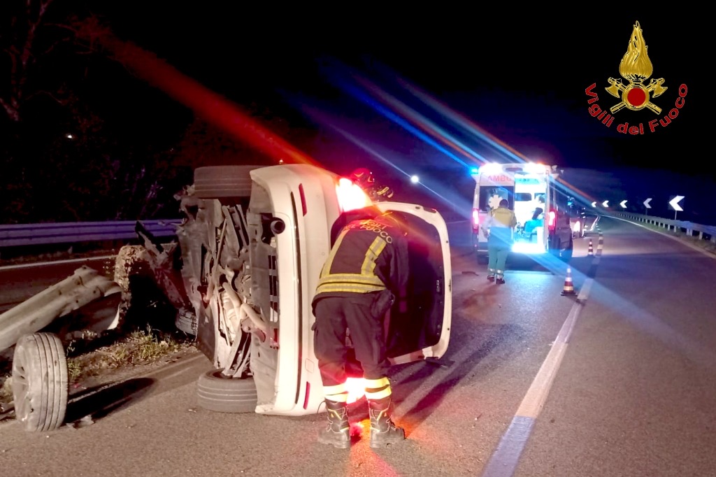 Auto si ribalta sul Raccordo Avellino Salerno: giovane di Solofra trasportato in ospedale