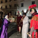 Mugnano del Cardinale, fede e partecipazione in Piazza Umberto I: la Via Crucis 2025 emoziona la comunità (Foto  e Video)