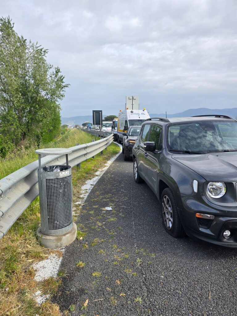Incidente sulla Nola Palma: camion perde una rampa, veicoli coinvolti ma nessun ferito
