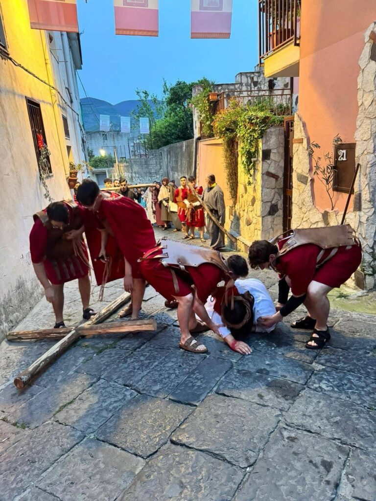 Marzano di Nola, una Via Crucis tra fede, emozione e comunità: grande partecipazione per la “Via Crucis et Passio Christi”