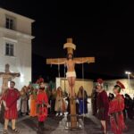 Mugnano del Cardinale, fede e partecipazione in Piazza Umberto I: la Via Crucis 2025 emoziona la comunità (Foto  e Video)